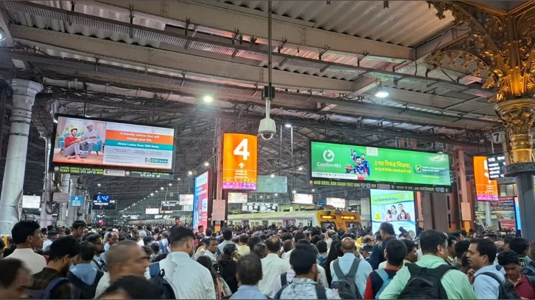 मोटरमनच्या दालनाबाहेर आंदोलन करण्यास परवानगी नव्हती मोटरमनच्या दालनाबाहेर आंदोलन करण्यास परवानगी नव्हती