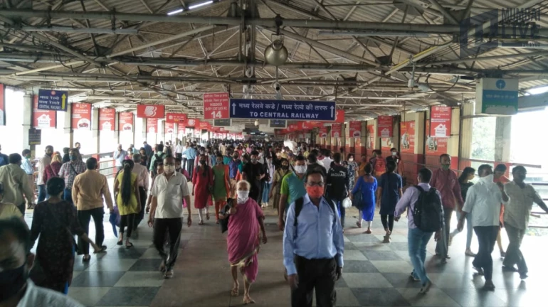 इन शर्तों के साथ शुरू हुई मुंबई लोकल ट्रेन आम लोगों के लिए। इन शर्तों के साथ शुरू हुई मुंबई लोकल ट्रेन आम लोगों के लिए।