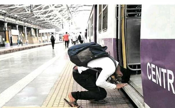 Mumbai: Viral Photo Shows Young Man Bowing in Respect Before a Local Train