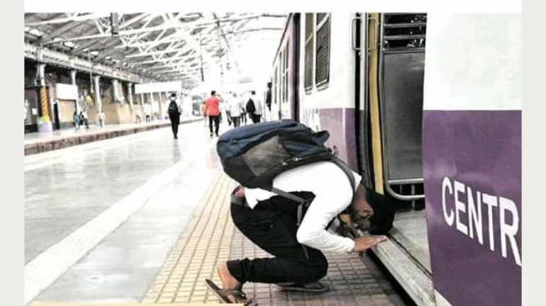 Mumbai: Viral Photo Shows Young Man Bowing in Respect Before a Local Train