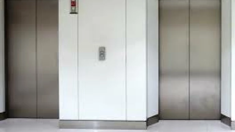 ५ वर्षीय मुलीचा लिफ्टमध्ये अडकून मृत्यू, धारावीतील धक्कादायक घटना ५ वर्षीय मुलीचा लिफ्टमध्ये अडकून मृत्यू, धारावीतील धक्कादायक घटना