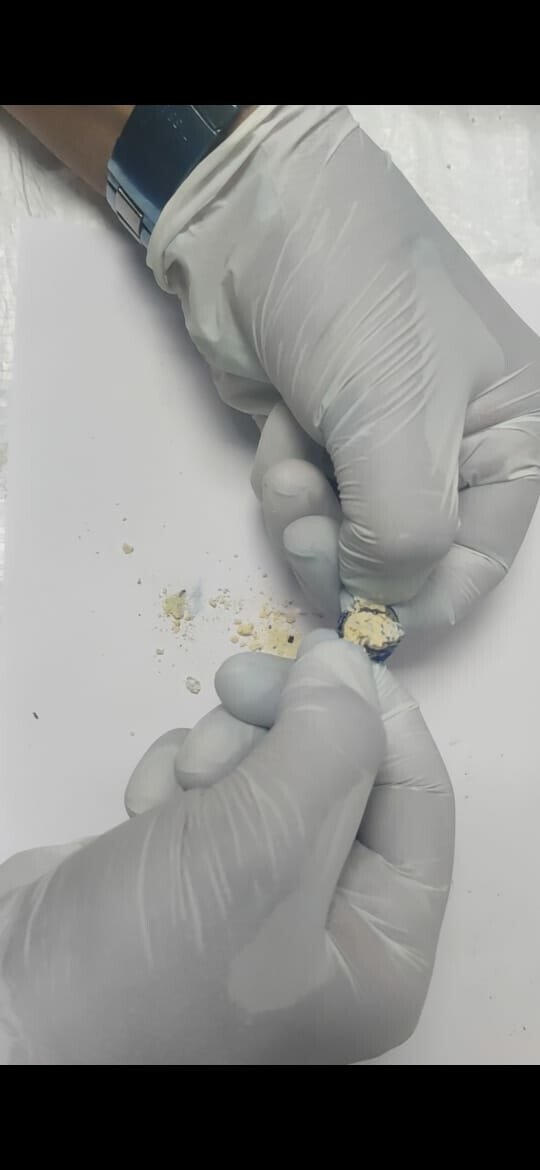 बटनामध्ये कोकेन लपवून तस्करी