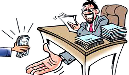 क्लास वन अधिकाऱ्याने लाच म्हणून स्वीकारल्या दोन साड्या