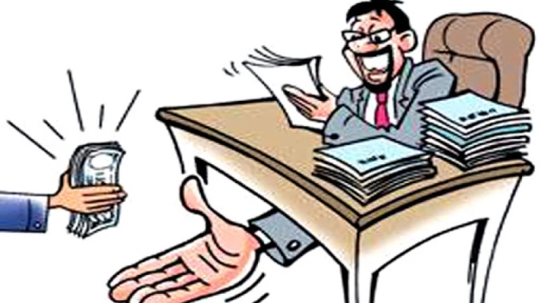 क्लास वन अधिकाऱ्याने लाच म्हणून स्वीकारल्या दोन साड्या क्लास वन अधिकाऱ्याने लाच म्हणून स्वीकारल्या दोन साड्या