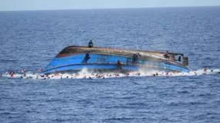 अरबी समुद्रातील धक्कादायक प्रकार, छोट्या बोटीला धडक देऊन बुडवण्याचा प्रयत्न अरबी समुद्रातील धक्कादायक प्रकार, छोट्या बोटीला धडक देऊन बुडवण्याचा प्रयत्न