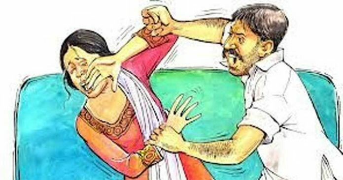 छेड़छाड़ की शिकायत दर्ज कराने पर आरोपी ने युवती के सिर पर दे मारी शराब की बॉटल