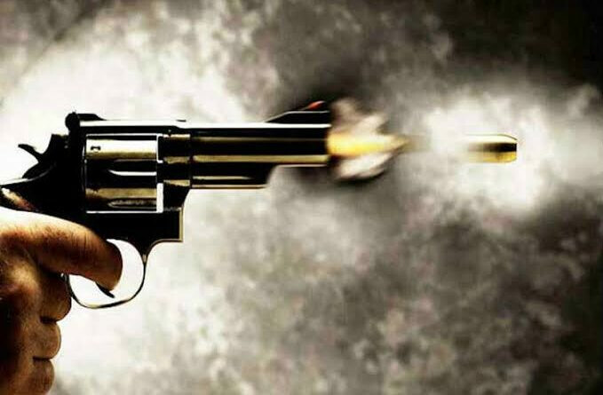 टवाळखोर मुलाला भीती दाखवण्यासाठी वडिलांनी ताणली बंदुक