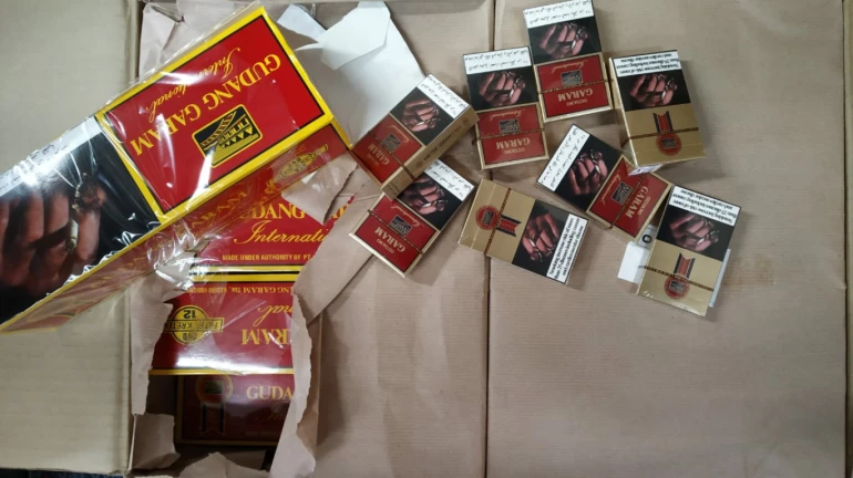 चपलांच्या कंटेनरमधून तीन कोटींच्या परदेशी सिगरेटची तस्करी चपलांच्या कंटेनरमधून तीन कोटींच्या परदेशी सिगरेटची तस्करी