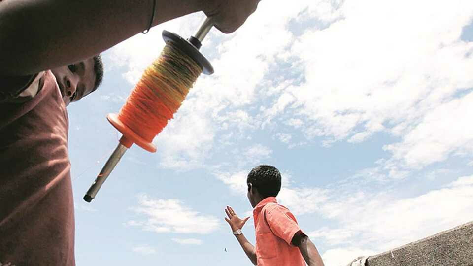 पतंगीच्या मांजाने अधिकाऱ्याचा गळा चिरला