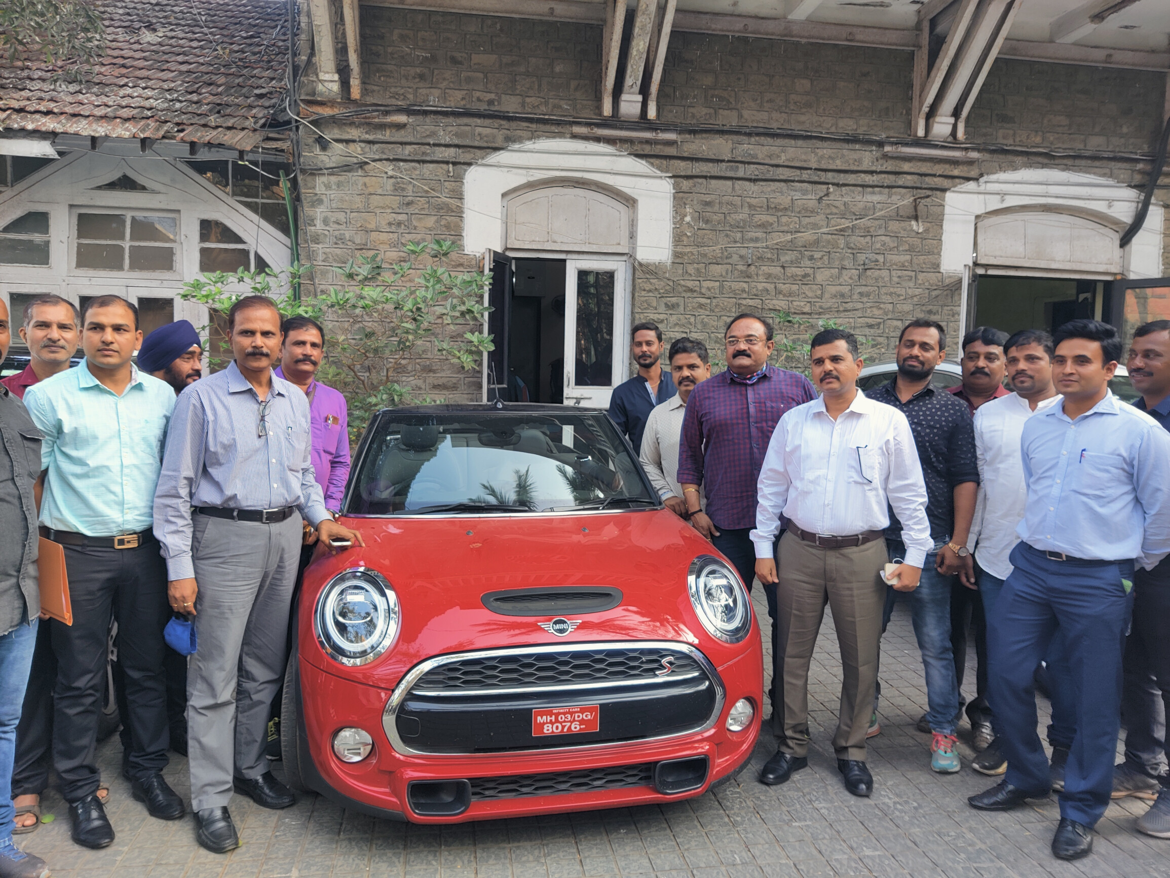 बनावट कागदपत्रांसह महागड्या गाड्या गहाण ठेवून फसवणूक,७ जणांना अटक