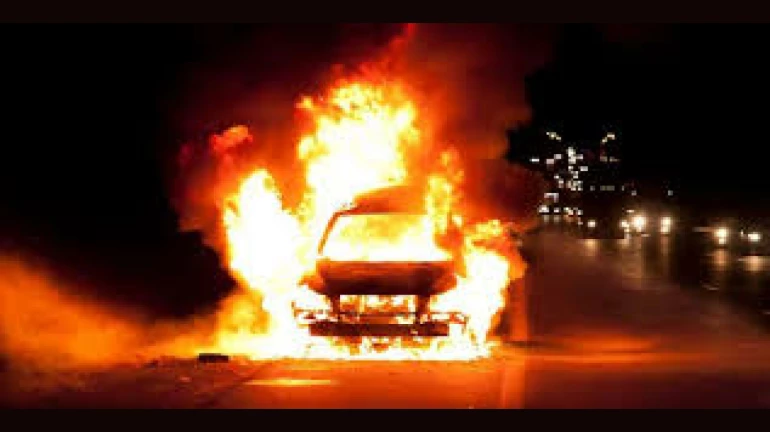 मालकाने पगार दिला नाही म्हणून नोकराने गाड्याच जाळल्या मालकाने पगार दिला नाही म्हणून नोकराने गाड्याच जाळल्या