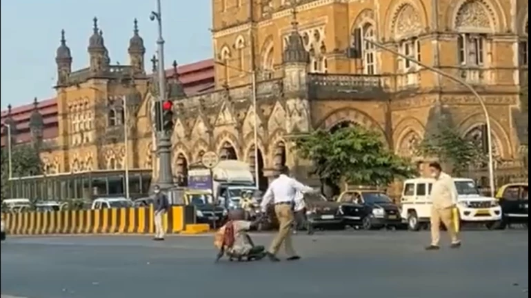 Mumbai Traffic Policeman lauded for helping differently-abled man cross busy road