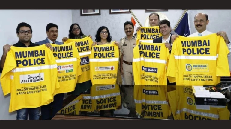 Banks, Corporates Provide High-Quality Raincoat Suits To Mumbai Police Banks, Corporates Provide High-Quality Raincoat Suits To Mumbai Police