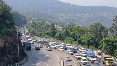 Pune-Mumbai Expressway वरील टँकर हटवला, मात्र कोंडी कायम