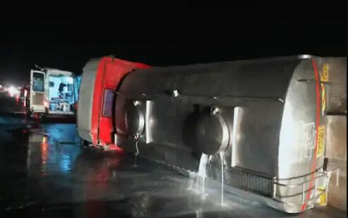 मुंबई-पुणे एक्स्प्रेस वेवर टँकर पलटला, मुंबईकडे जाणारी लेन बंद