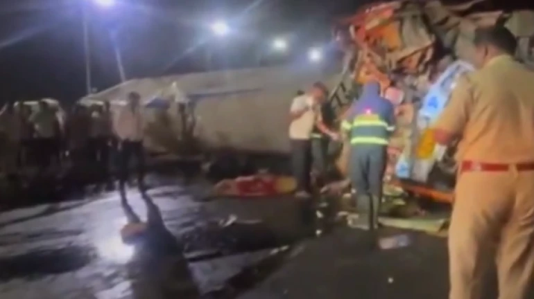 Two Killed, Two Injured in Multi-Vehicle Crash on Mumbai–Pune Expressway Two Killed, Two Injured in Multi-Vehicle Crash on Mumbai–Pune Expressway