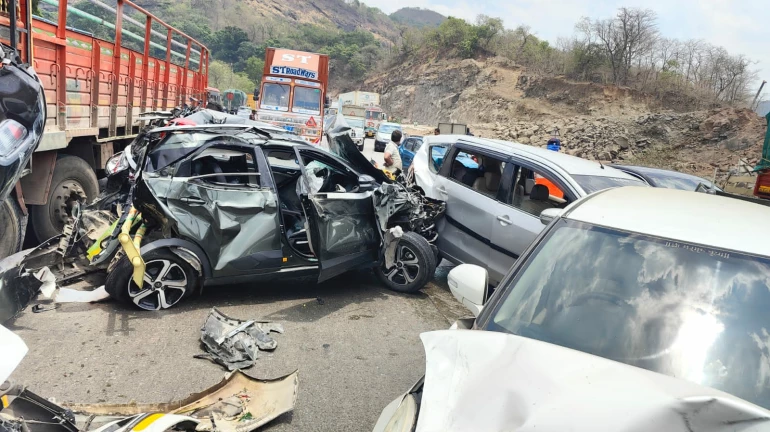 7-8 vehicles collided on Mumbai Pune Expressway; Four injured 7-8 vehicles collided on Mumbai Pune Expressway; Four injured