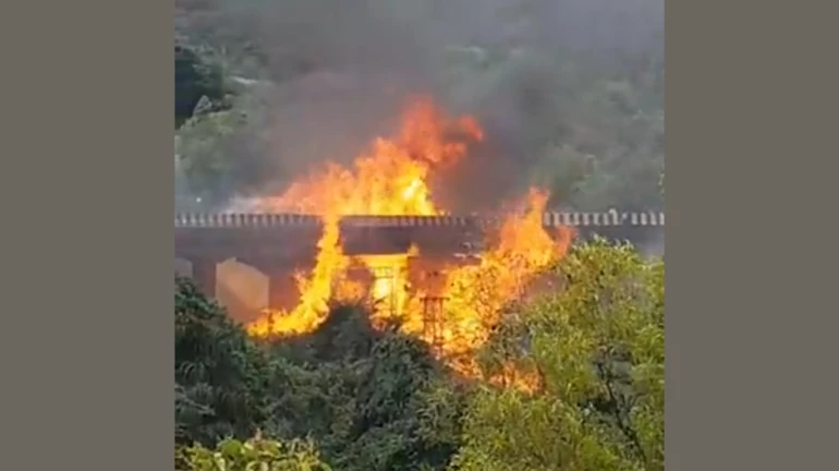 Mumbai-Pune Expressway: Several Died As Major Fire Breaks Out After Oil Tanker Collides Mumbai-Pune Expressway: Several Died As Major Fire Breaks Out After Oil Tanker Collides