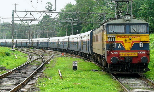 मुसळधार पावसाचा मुंबई-पुणे रेल्वे सेवेवर परिणाम