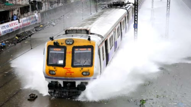 हार्बर मार्गावरील चुनाभट्टी स्थानकातील पाणी ओसरण्यास १५ तास हार्बर मार्गावरील चुनाभट्टी स्थानकातील पाणी ओसरण्यास १५ तास