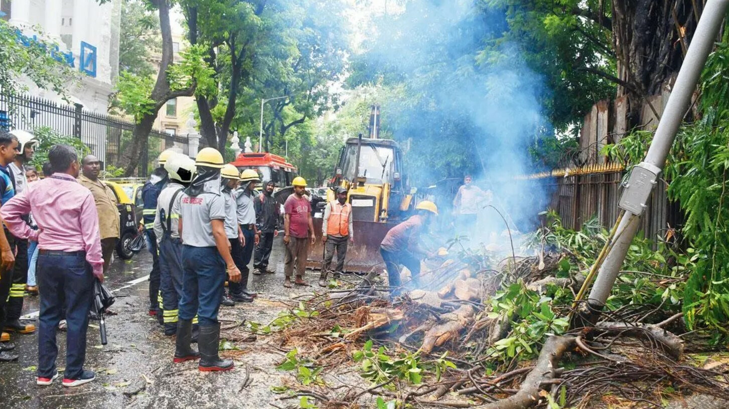 Mumbai Rains : मुसळधार पावसासोबत मुंबईकरांवरील दुर्घटनांची मालिका संपेना