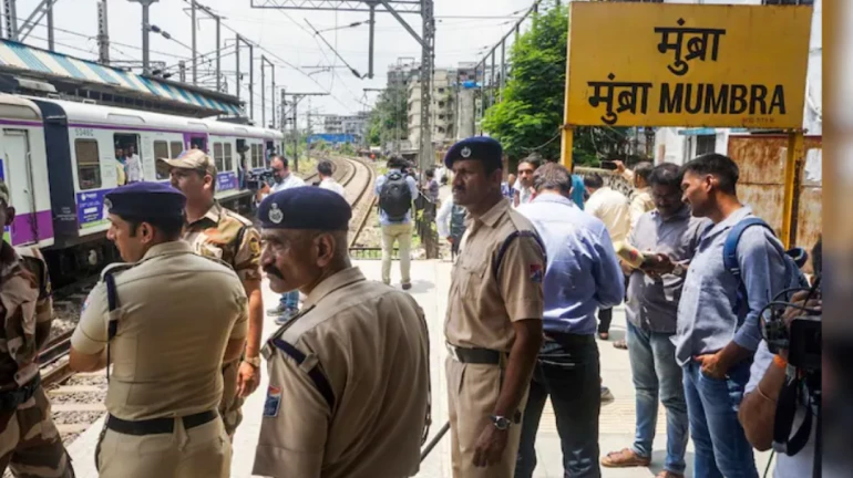 मुंब्रा अपघातापूर्वी खबरदारी घेतल्याचा रेल्वेचा खुलासा मुंब्रा अपघातापूर्वी खबरदारी घेतल्याचा रेल्वेचा खुलासा