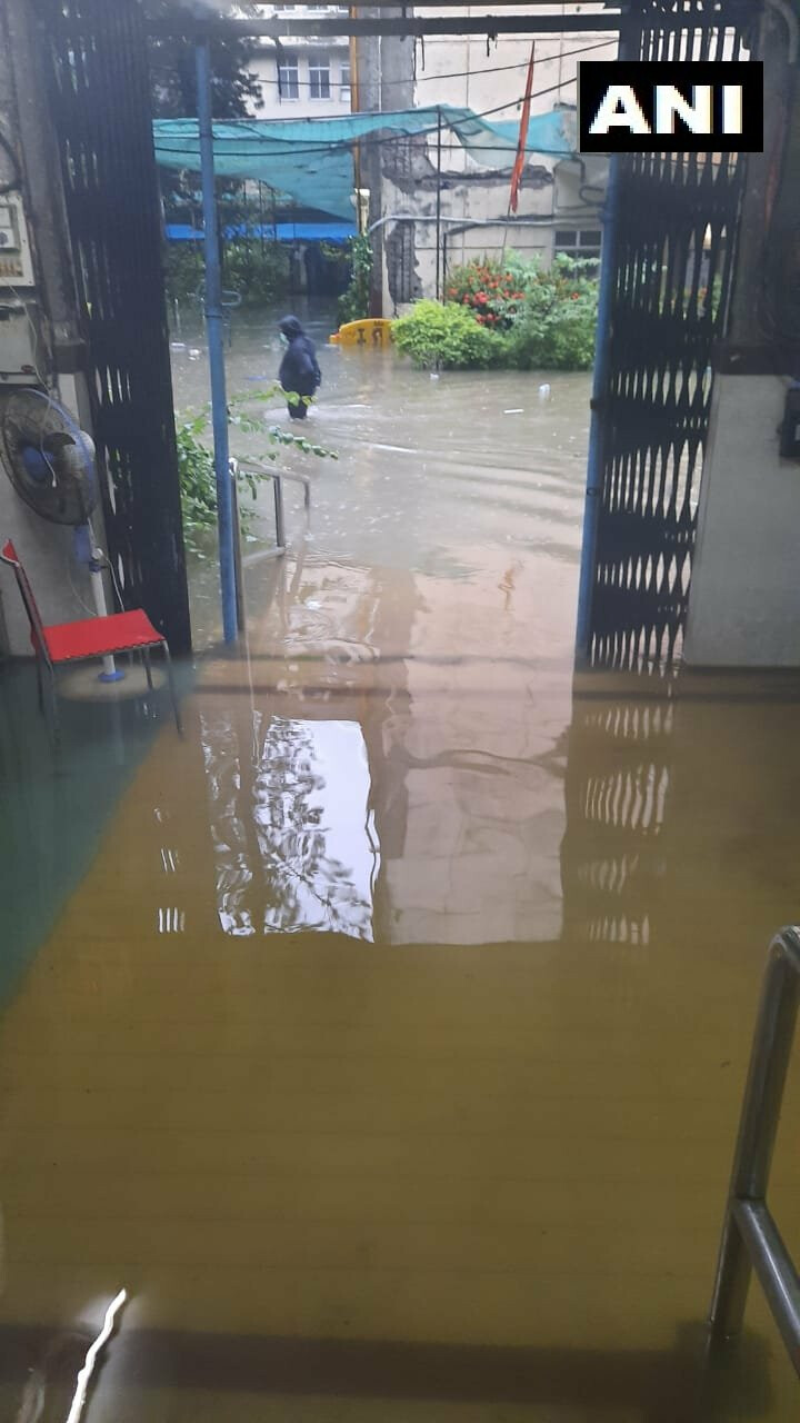 नायर रुग्णालयाच्या कोविड वार्डमध्ये पाणी शिरले