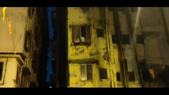 नालासोपारा में चार मंजिला इमारत झुकी