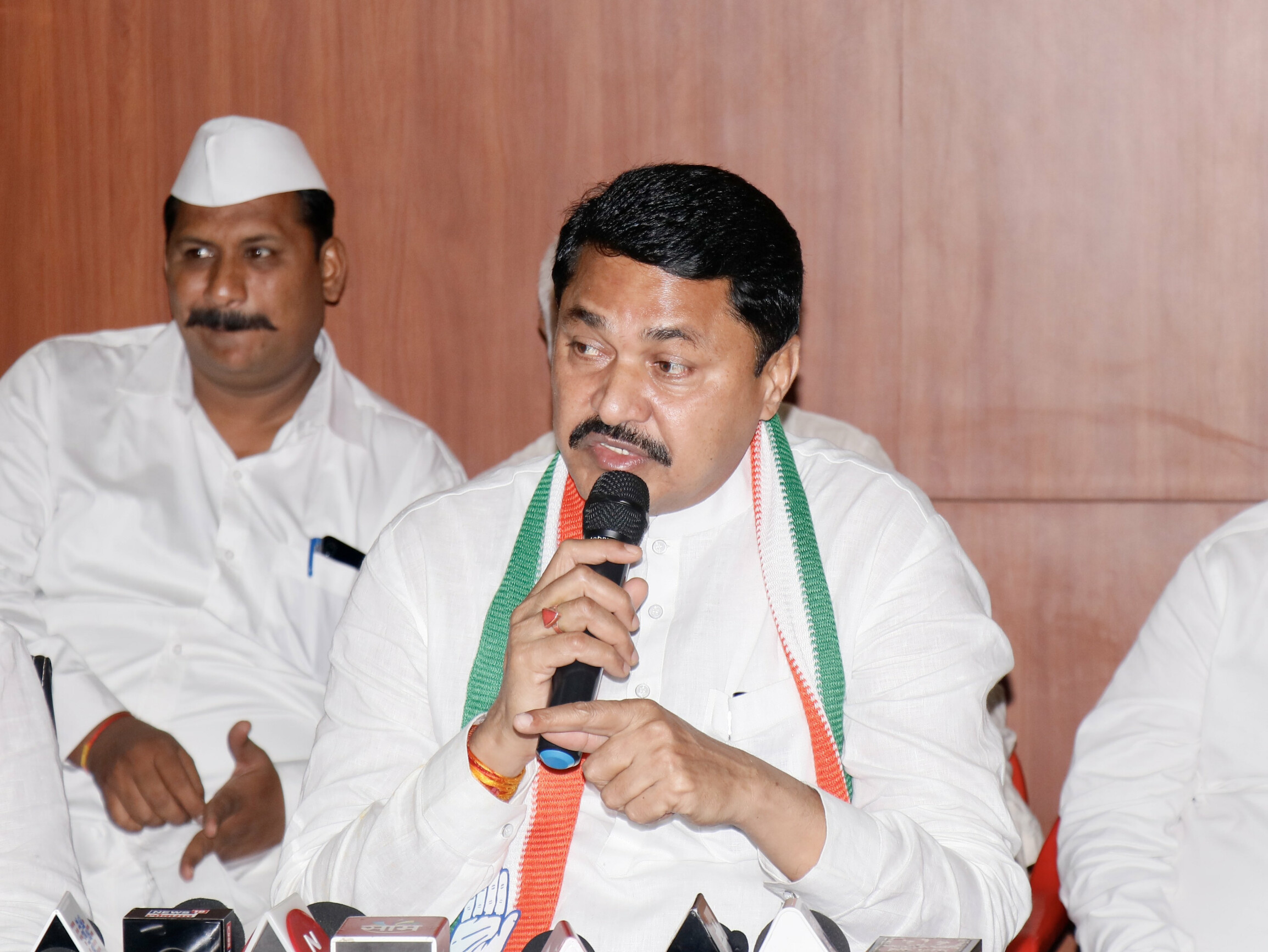 नाना पटोले ने बैलेट पेपर से मतदान की मांग की