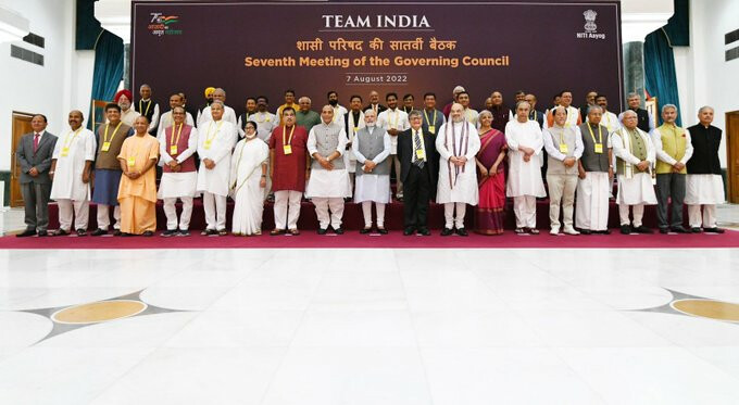 रोहित पवार ने मुख्यमंत्री एकनाथ शिंदे के कतार में अंतिम पंक्ति में खड़े होने  पर जताई नाराजगी