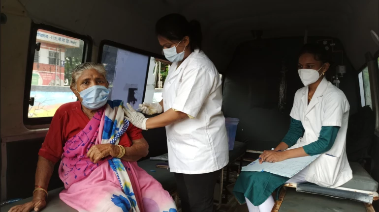 रस्त्यावरील बेघर, निराधार व्यक्तींचं नवी मुंबई महापालिकेकडून लसीकरण रस्त्यावरील बेघर, निराधार व्यक्तींचं नवी मुंबई महापालिकेकडून लसीकरण