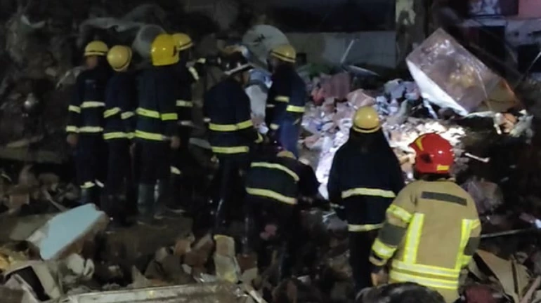 नवी मुंबई - चार मंजिला इमारत गिरने से 1 की मौत, बचाव कार्य जारी नवी मुंबई - चार मंजिला इमारत गिरने से 1 की मौत, बचाव कार्य जारी