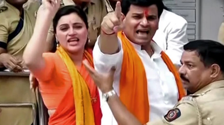 Mumbai Police Files Application Urging Rana Couple's Bail To Be Cancelled Mumbai Police Files Application Urging Rana Couple's Bail To Be Cancelled