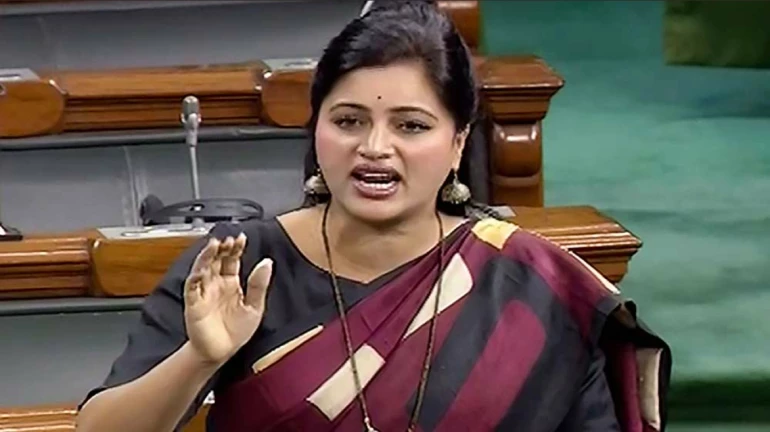 नवनीत राणा करणार मातोश्रीबाहेर हनुमान चालिसा पठण, पोलिसांकडून नोटीस नवनीत राणा करणार मातोश्रीबाहेर हनुमान चालिसा पठण, पोलिसांकडून नोटीस