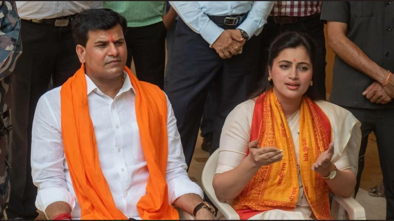 दूसरी FIR में मुंबई पुलिस ने नवनीत, रवि राणा के खिलाफ चार्जशीट दाखिल की दूसरी FIR में मुंबई पुलिस ने नवनीत, रवि राणा के खिलाफ चार्जशीट दाखिल की