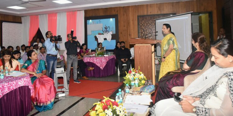 महिलाएं बिना डरे साइबर ट्रॉलिंग का सामना करें- विधान परिषद उपाध्यक्ष डॉ. नीलम गोरे