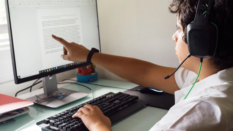 कोरोनाचा प्रसार वाढल्यानं ऑनलाईन क्लासेस घेण्यावर अधिक भर कोरोनाचा प्रसार वाढल्यानं ऑनलाईन क्लासेस घेण्यावर अधिक भर