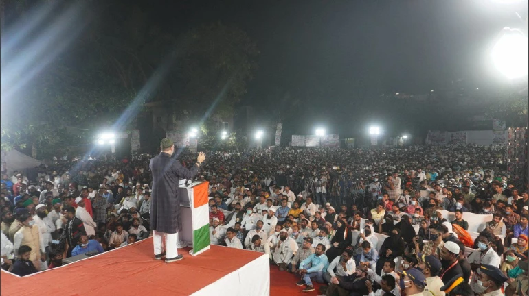 Mumbai: Despite Section 144 CrPC, AIMIM Chief Asaduddin Owaisi Addresses Large Gathering Mumbai: Despite Section 144 CrPC, AIMIM Chief Asaduddin Owaisi Addresses Large Gathering