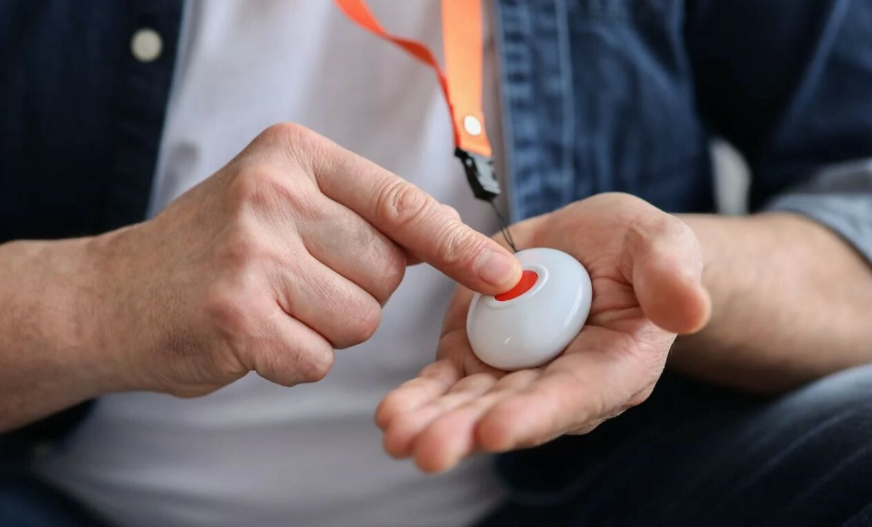 राज्यातील सर्व शाळेत सीसीटीव्हीप्रमाणे पॅनिक बटण बसवण्यात येणार