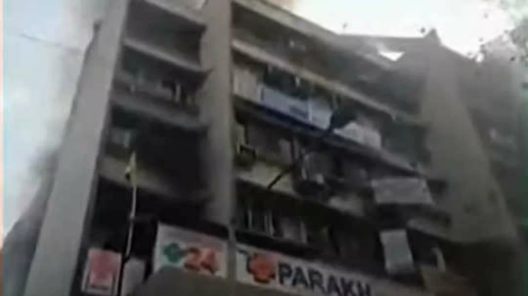 मुंबईतील रुग्णालयाच्या इमारतीला आग, अनेक जण अडकल्याची भिती मुंबईतील रुग्णालयाच्या इमारतीला आग, अनेक जण अडकल्याची भिती