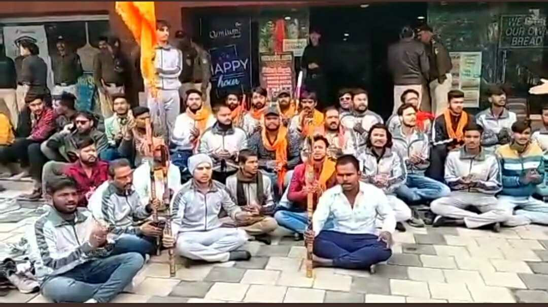 Bajrang Dal Activists Cancelled Pathaan Shows in Indore, Chants Human Chalisa