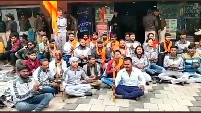 बजरंग दल के कार्यकर्ताओं ने इंदौर में सिनेमाघरों के बाहर बजाया हनुमान चालीसा