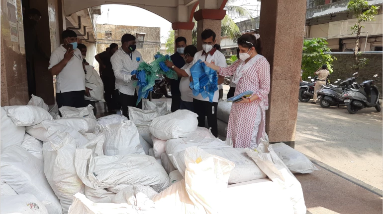 2,000 kg of illegal plastic bags seized from APMC market 2,000 kg of illegal plastic bags seized from APMC market