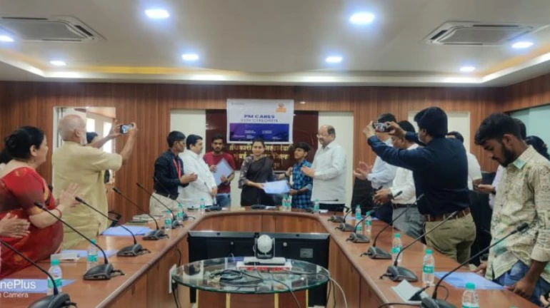 माता-पिता दोनों को कोरोना में खोनेवाले के 17 अनाथ बच्चों को दिया गया देखभाल प्रमाण पत्र माता-पिता दोनों को कोरोना में खोनेवाले के 17 अनाथ बच्चों को दिया गया देखभाल प्रमाण पत्र