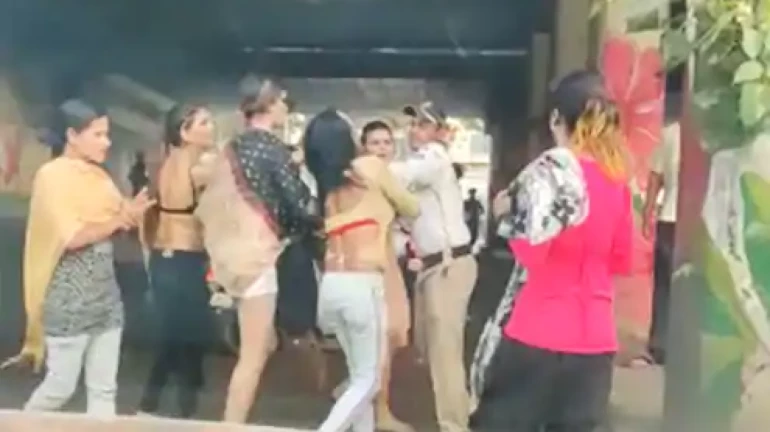 किन्नरों ने कर दी पुलिस की पिटाई, हुए गिरफ्तार किन्नरों ने कर दी पुलिस की पिटाई, हुए गिरफ्तार