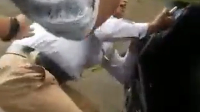 नालासोपारा - महिला पुलिसकर्मी को कुचलने की कोशिश नालासोपारा - महिला पुलिसकर्मी को कुचलने की कोशिश