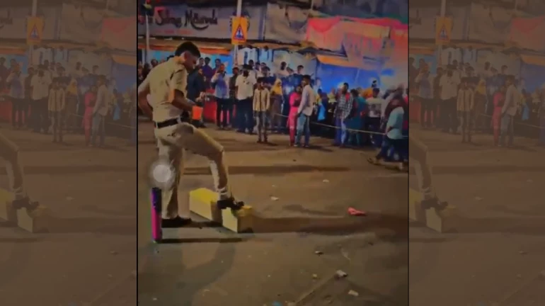 मुंबई- पटाखा बुझाने की कोशिश में  पुलिस कांस्टेबल घायल