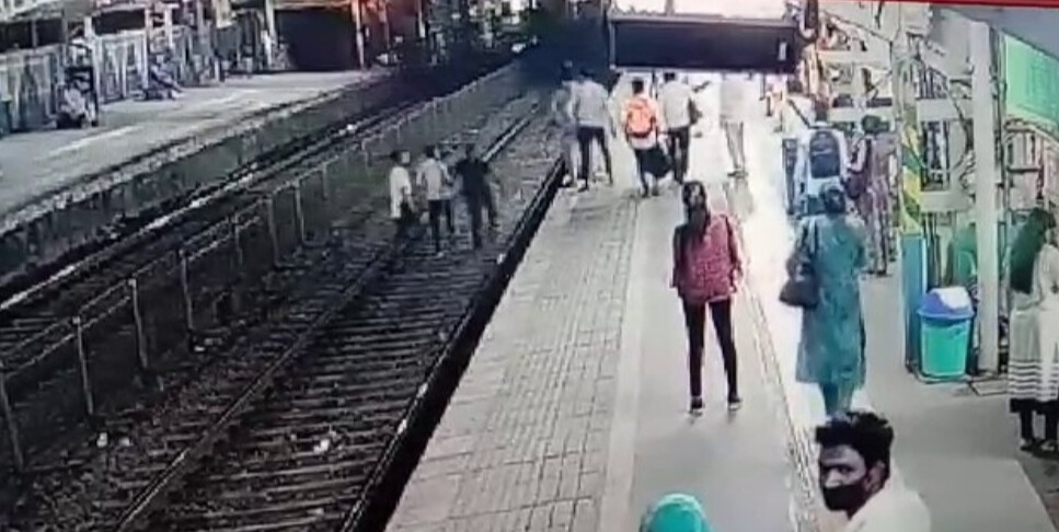 मोबाइल चोर को मुंबई पुलिस के जवान ने रेलवे ट्रैक पर दौड़ कर पकड़ा