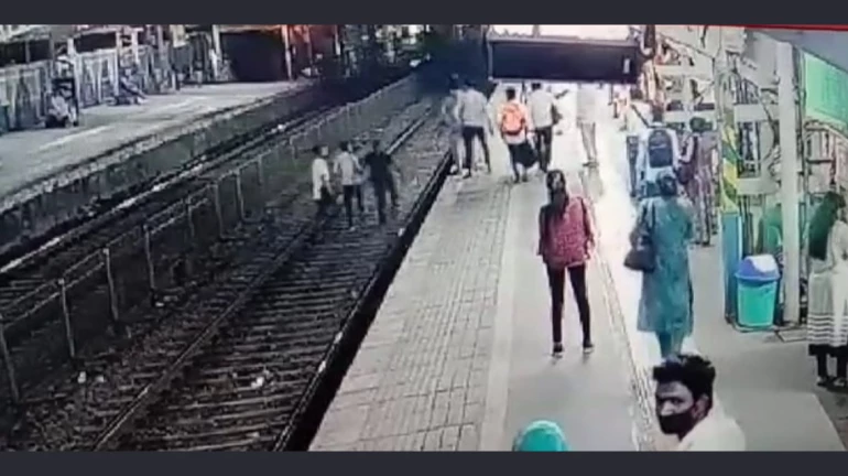 मोबाइल चोर को मुंबई पुलिस के जवान ने रेलवे ट्रैक पर दौड़ कर पकड़ा