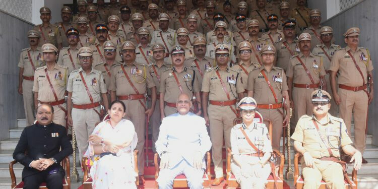 राज्यपाल द्वारा 115 पुलिस अधिकारियों एवं प्रवर्तकों को पुलिस पदक प्रदान किये गये